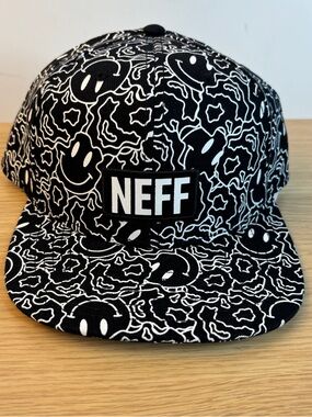 Neff Black &‎ White Smiley Face Pattern Snapback Hat NWOT